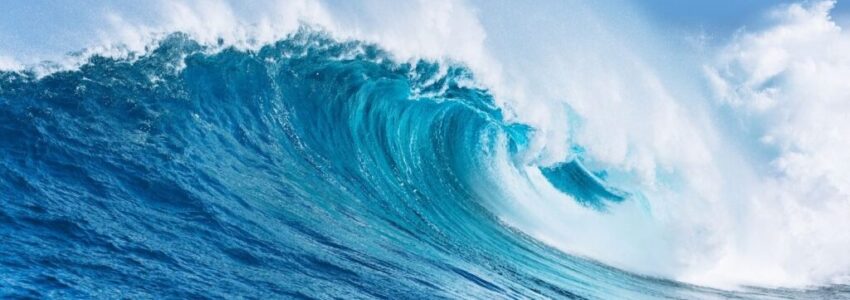 Big sea waves in the ocean