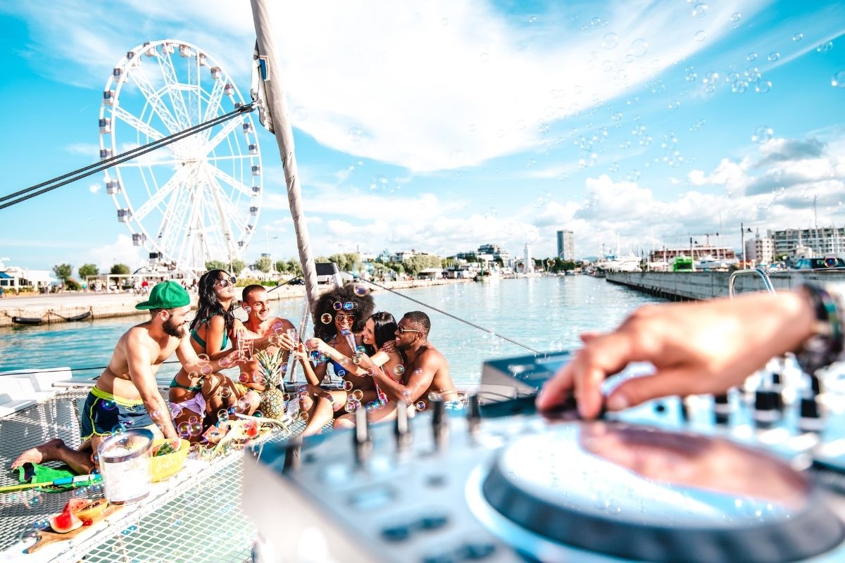 One of the boat party theme ideas you can do aboard a yacht.