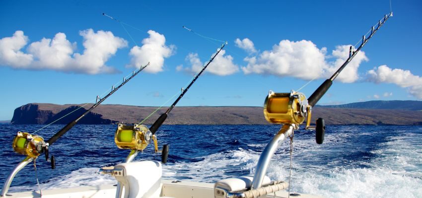 how long is tuna season (3) A yacht with fishing rods to catch tuna during the U.S. tuna season.