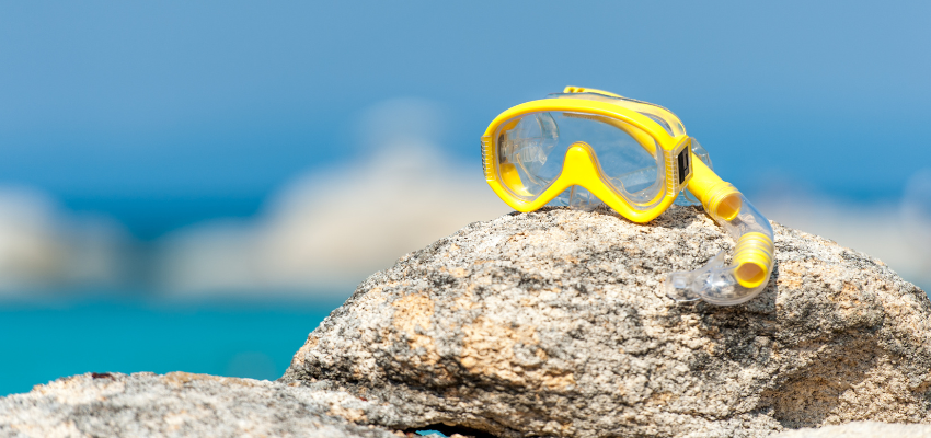 A snorkeling mask is a perfect alternative for wearing glasses while snorkeling because its lenses are changeable.