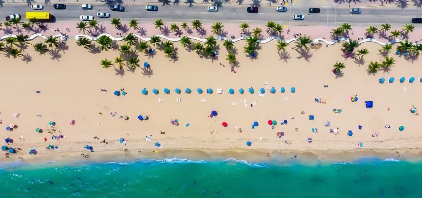 Florida's seaside has many popular restaurants.