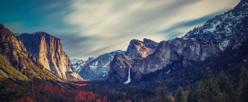 Yosemite National Park is a nature lover's dream come true. From towering granite cliffs and magnificent waterfalls. To ancient sequoia groves and pristine meadows, this gem is a true masterpiece.