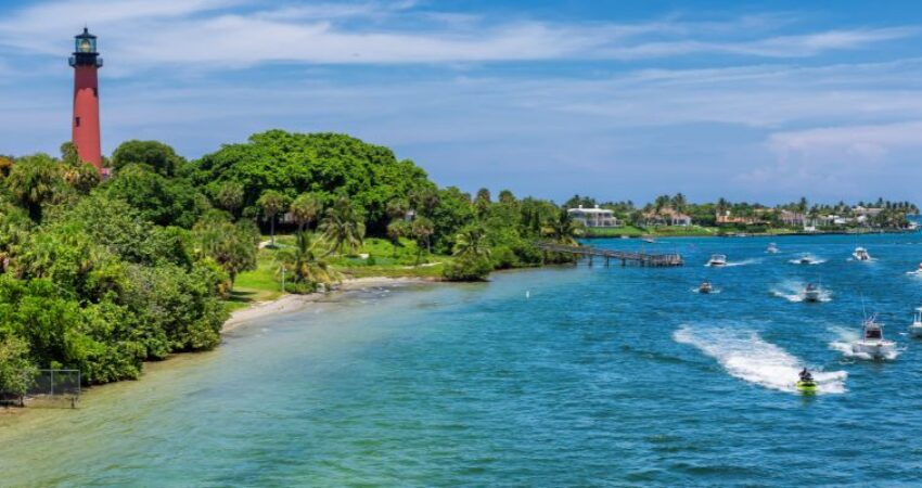 Jupiter Inlet Beach is located in the picturesque town of Jupiter. It's a beautiful place where the Loxahatchee River meets the Atlantic Ocean.