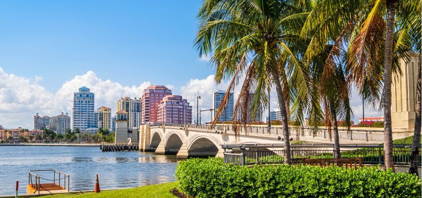 Palm Beach Gardens is a perfect holiday destination for families. You can relax on a beautiful beach nearby. You can also go snorkeling, fishing, paddling, or boating in the clear water.