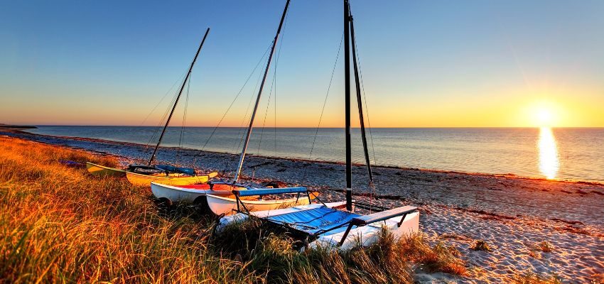 Cape Cod boasts charming villages, streets, and maritime heritage. Cape Cod is famous for its delicious seafood shacks serving lobster rolls and clam chowder.