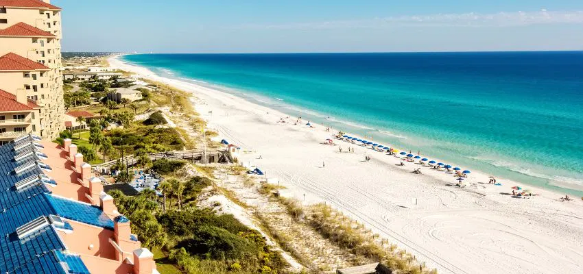 Families love Destin for its beautiful white sand beaches, clear waters, and sunny skies. This paradise offers thrilling activities, including adventure parks.